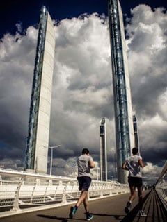 2 coureurs sur le pont Chaban Delmas à Bordeaux