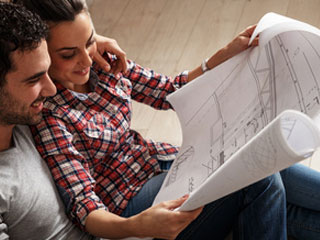 couple regardant les plans de sa nouvelle maison