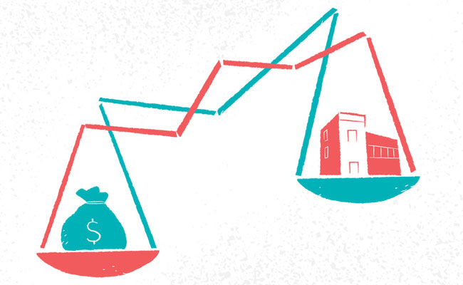 argent et logements dans une balance