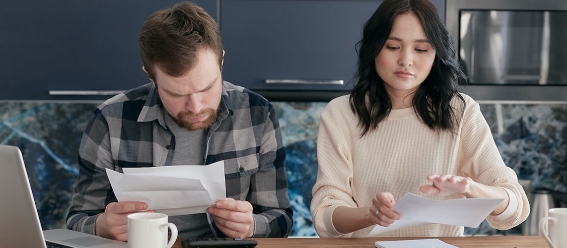 couple en train de lire un dossier de prêt immobilier