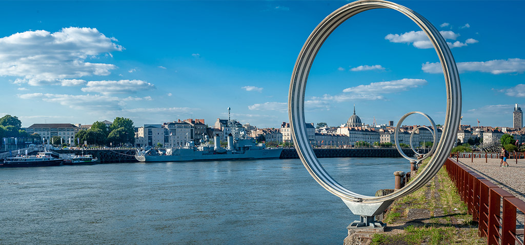 Nantes et la Loire au travers des anneaux de Buren