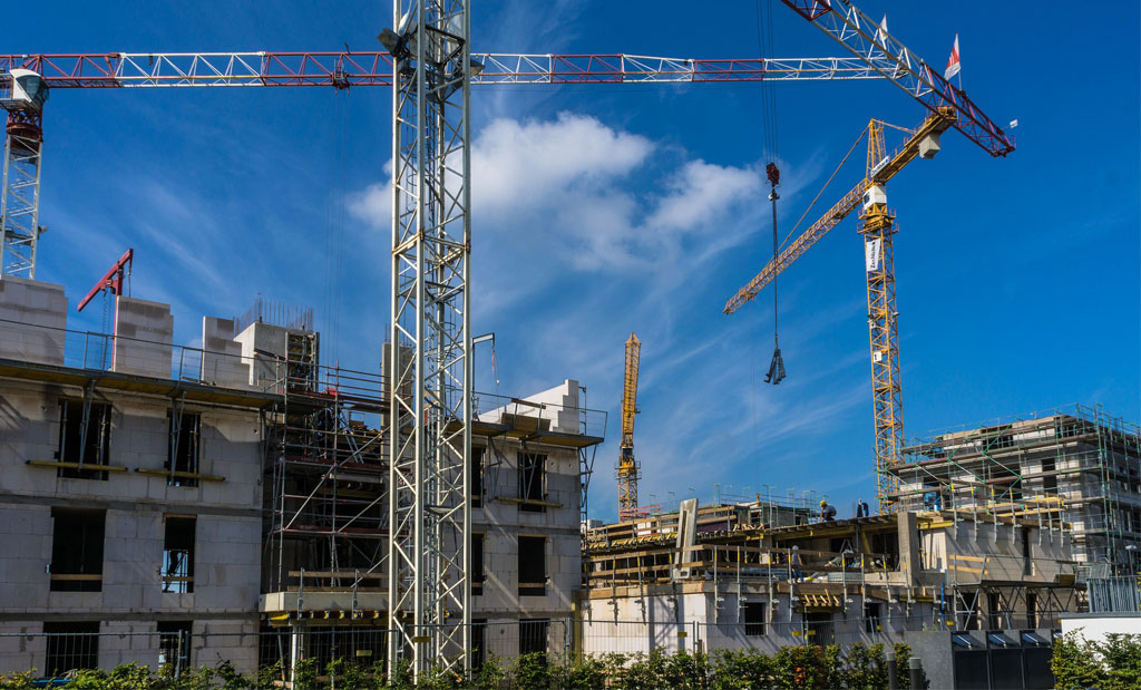 chantier immobilier avec logements en construction et grues