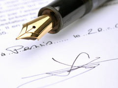 stylo plume posé sur un contrat signé