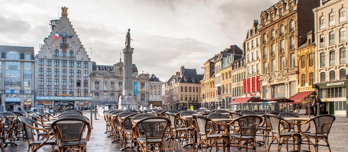place publique à Lille avec terrasses de cafés