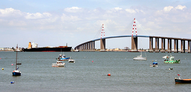 bateaux à proximité du pont de St Nazaire