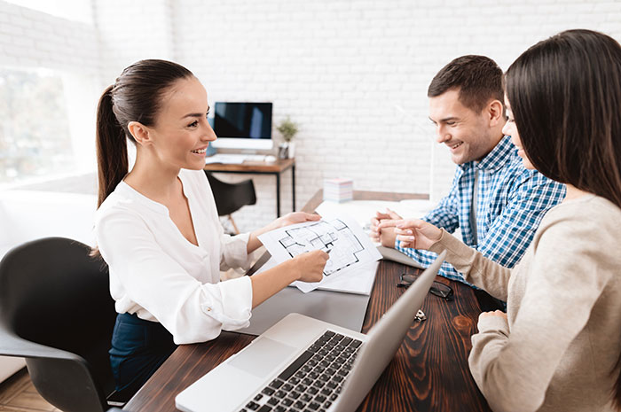 couple discutant avec un agent immobilier