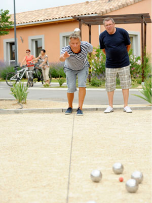 photo de seniors jouant aux boules