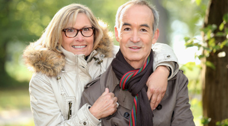 couple d'âge mûr souriant