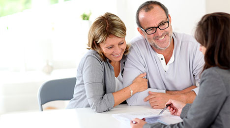 couple en train de signer un contrat de vente