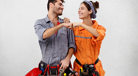 couple en tenue de bricolage