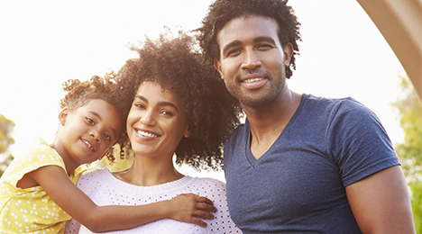 jeune couple avec deux enfants