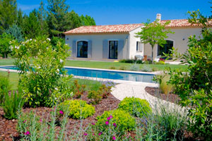 maison au soleil avec piscine et jardin fleuri