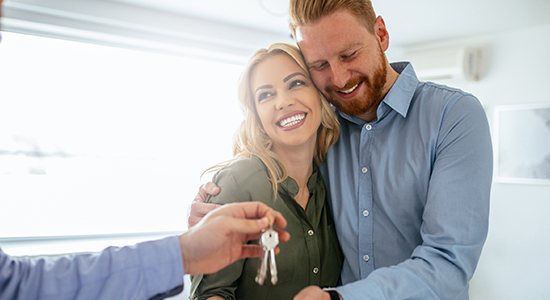 Un couple heureux qui vient d'acheter une maison