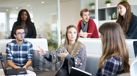 jeunes adultes en train de discuter