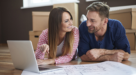 Couple étudiant des documents immobiliers