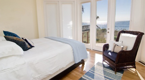 vue intérieure d’une chambre donnant sur la plage