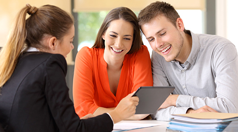 couple renconcrant un conseiller bancaire