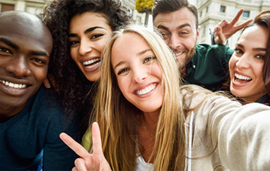 Groupe d’amis posant pour un selfie