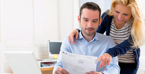 Couple regardant des papiers officiels