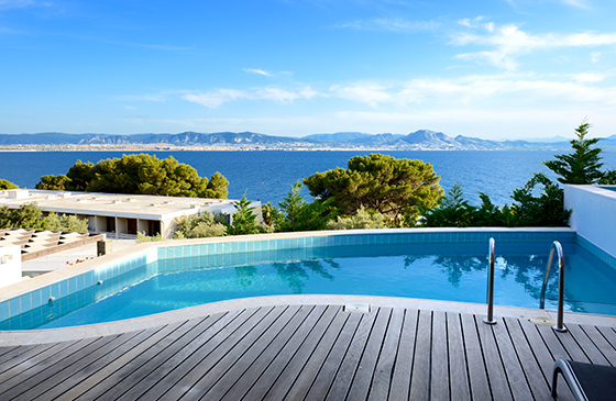 Piscine avec vue sur la mer