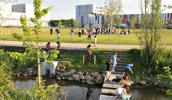 Des enfants jouant dans un parc à Nantes