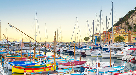 barques colorées à quai