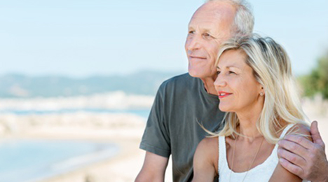 couple souriant consultant une tablette