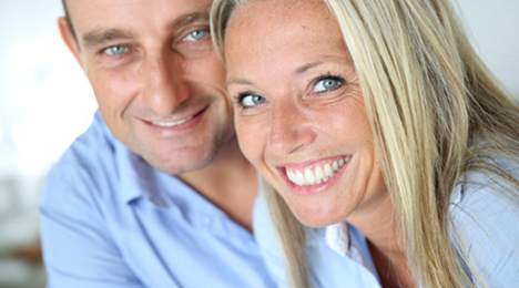 couple de nu-propriétaires souriants