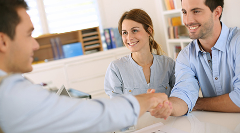 famille en rendez-vous aevc un conseiller bancaire