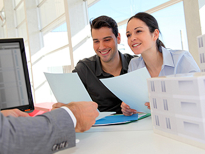 Jeune couple devant un conseiller financier