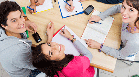 Étudiants en train d'écrire