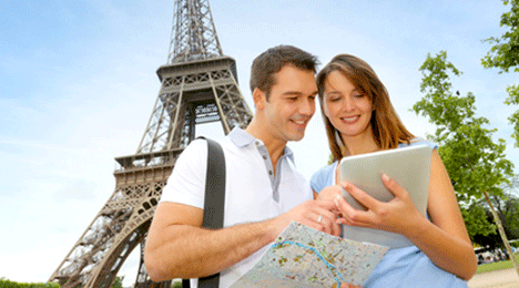jeune couple consultant un plan de Paris