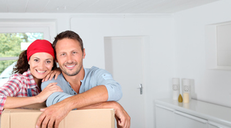 Un couple appuyé sur un carton de déménagement